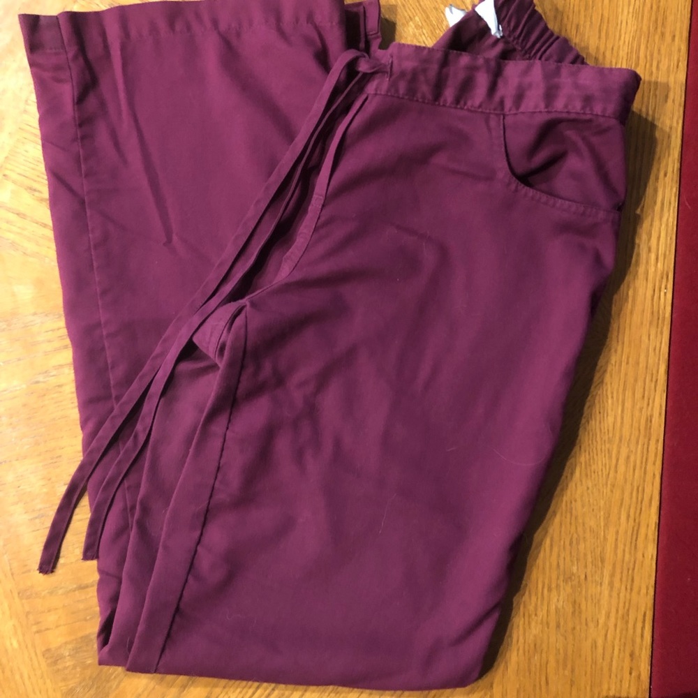 Gorgeous, comfy burgundy Greys Anatomy scrub SET!